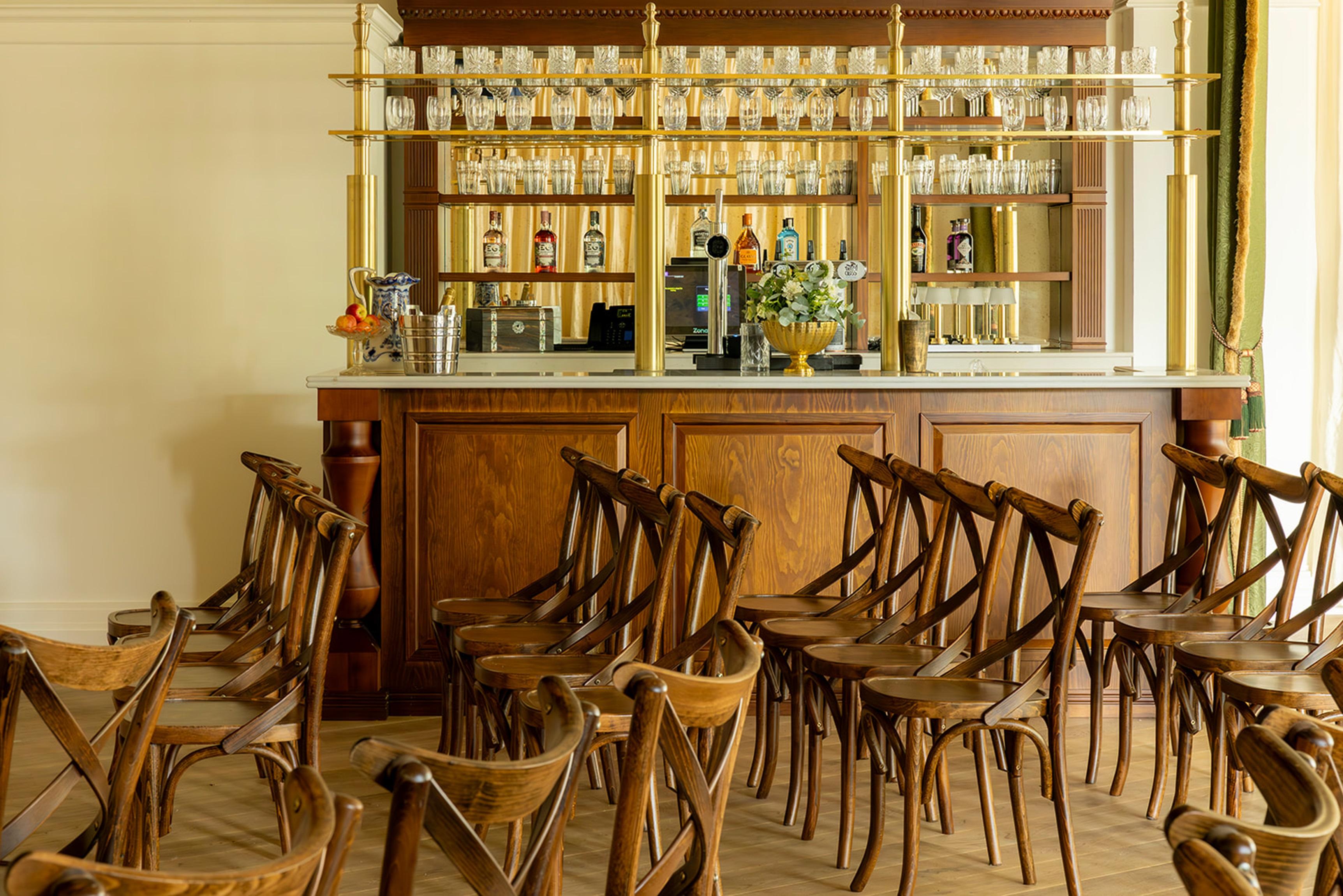 Dornoch Station Hotel Kültér fotó The bar at the Royal Automobile Club